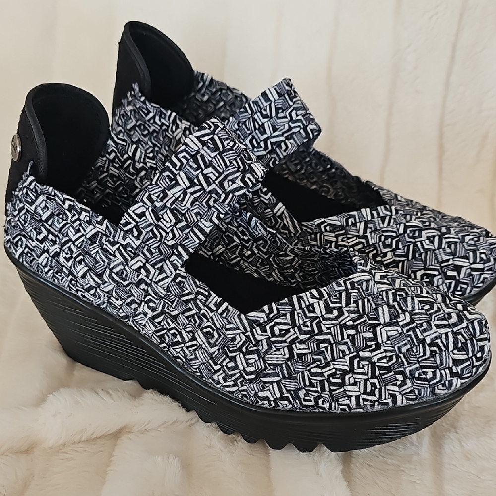 bernie mev. Monochrome Patterned Wedges